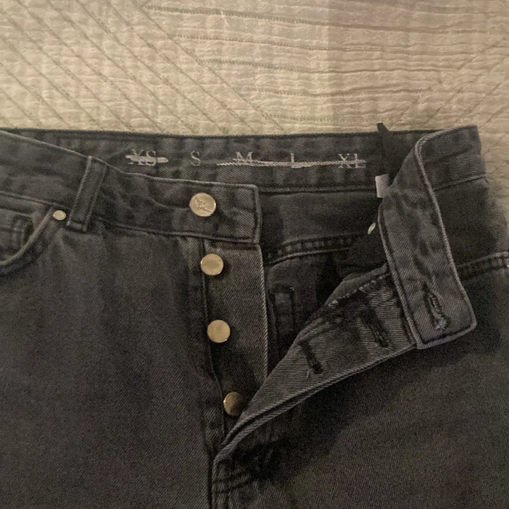 Ett par svart gråaktiga jeans från Bikbok i storlek s. Säljer pga de inte kommit till användning. Jeansen är i bra skick🖤. Jeans & Byxor.