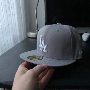 Jag säljer min new era keps som inte kommer till användning då den inte passade mitt huvud. Inköpt från neweracap.eu för knappt två veckor sen för 39€ (420kr) Sprillans ny, oanvänd, 10/10. Den var strlk 7 1/8 (Pris kan diskuteras)