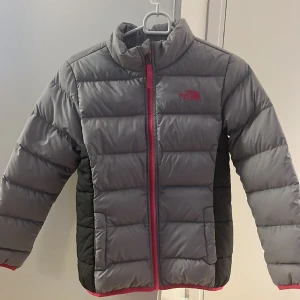 North Face Jacka - Använd ett par gånger, men har ingen problem. Priset kan pratas