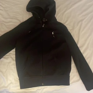 Svart polo hoodie  - En stilren Ralph lauren hoodie . Riktigt snygg och bra passform. Du kan matcha den med nästan alla klädesplagg också.