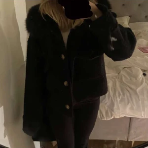 Svart kort kappa - Passar XS-L beroende på hur man vill att den ska sitta💕 Köpte den för 1000:-