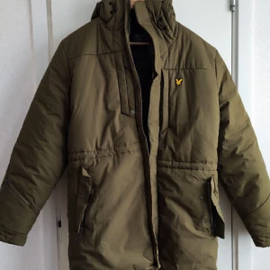 Lyle & Scott Modular 2 i 1 - Lyle & Scott Modular 2 i 1 jacka i storlek M Det är en vinter/vår. inner jackan kan tas bort och användas som vår/ höst jacka.  Använd endast 1 gång. Säljs  pga att den är för stor. Ordinarie pris 2600 kr kvitto finns. Pris går att diskuteras.