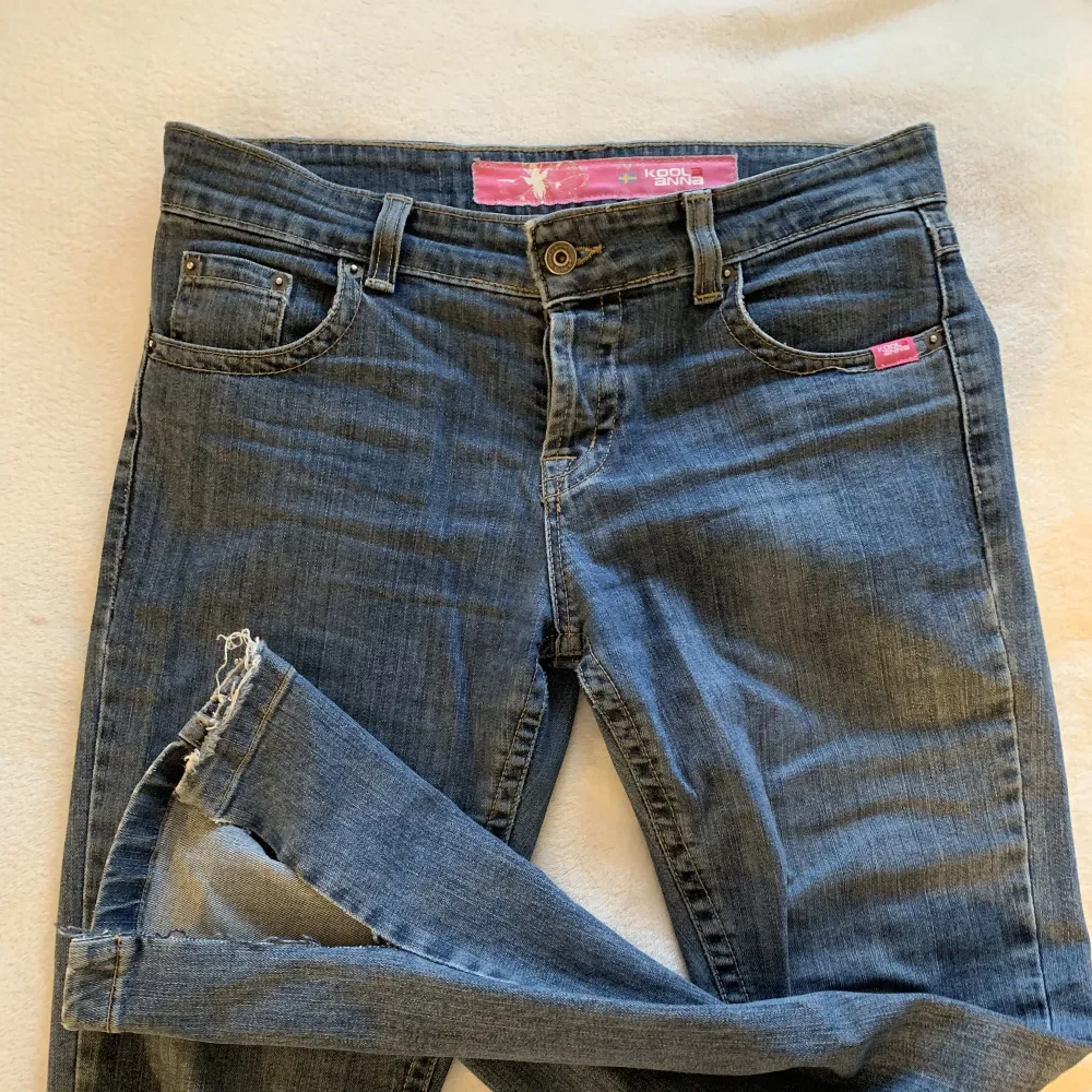 Köpta på Plick men säljer då de inte kommer till användning. De är klippta längts ned, kan ses mer på andra bilden. Ca 85cm i midja och 80 cm innerbenslängd🌻. Jeans & Byxor.