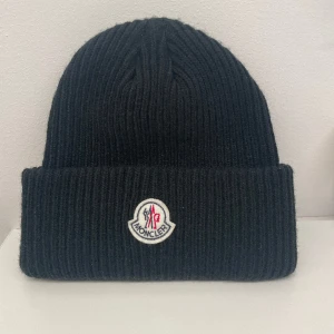 Moncler mössa - Äkta Moncler mössa. Knappt använd !
