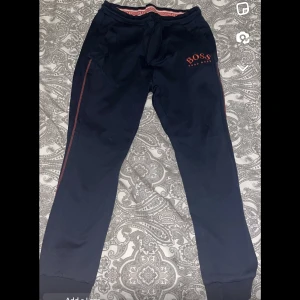 Hugo Boss byxor - Hej, säljer ett par blåa Hugo boss byxor i storlek L men passar även  M. Byxorna är knappt använda och är riktigt fräscha!  Byxornas skick 9/10 OBS! Möts endast upp