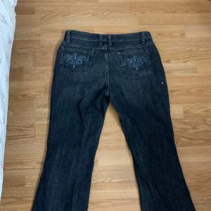 baggy jeans med unik brodering, skriv vid fler bilder eller eventuella frågor 💗