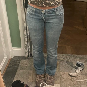 Fornarina jeans - Jättefina lågmidjade fornarina jeans !! 😇 Jag är 165 o de är bra längd på mig, tror de passar bäst på korta personer. Bud gäller vid flera intresserade. Obs tror förra ägaren har sytt ner dem så de blir lite längre!!
