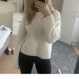 Vit stickad tröja - Jättefin stickad tröja från & other story💗Använd ca 5 gånger men ser ut som ny!💕