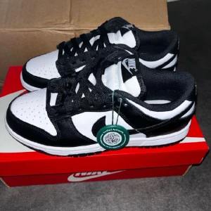 Nike dunk low retro white Black panda - Helt nya oandvända kvitto finns. Orsaken till att jag säljer dem är att jag köpte den och denna för liten sat jag skulle lämna tillbaka o de tog lite tid så att de går inte o lämna tillbaka dem.