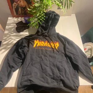 Trasher Hoodie - Thrasher Hoodie, L.  Relativt välanvänd. 