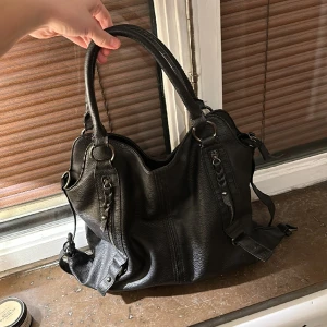 Stor läderväskorna ska - Säljer en av mina favoritväskor köpt secondhand!! Den är i stor och passar skitbra som exempelvis skolväska eftersom den får plats med dator/anteckningsbok osv. Den är i läder med fina silverdetaljer. Hör av er om ni har några frågor❤️