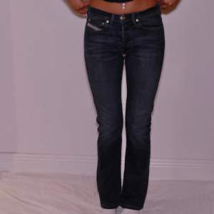 Snygga trendiga jeans från diesel  Modellen är 166cm!   Mått: Hela byxan 97cm Innerbenslängd 76cm Midjan 34cm Midjehöjd 22cm Benbredd 19cm