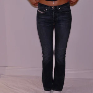 # 02 Diesel Bootcut Jeans👖 - Snygga trendiga jeans från diesel  Modellen är 166cm!   Mått: Hela byxan 97cm Innerbenslängd 76cm Midjan 34cm Midjehöjd 22cm Benbredd 19cm