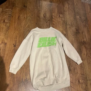 Billie Eilish Sweatshirtklänning - Nypris 249kr, oanvänd, H&M 35+ BILLIE EILISH PRODUKTER KOLLA MITT KONTO