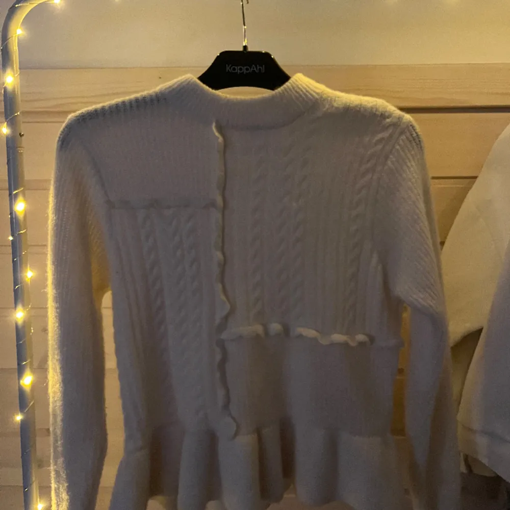 En jättegullig vit stickad tröja med volanger från selected. Säljs inte längre och nypris är runt 900kr❤️ Aldrig använd, ny fast jag har tagit av prislappen. Tröjor & Koftor.