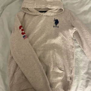 Grå hoodie - Säljer då den är lite för liten på mig, nästan oanvänd och hsr inga defekter, skulle säga att den är storlek xs. (Köpanen står för frakt) 🥰