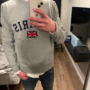 Morris sweatshirt  - Säljer en mycket stilig Morris sweatshirt i färgen grå!🤩 passar parfekt att ha över en skjorta! Storlek s! Säljer den för 350kr passar det inte, kom då med bud!😁