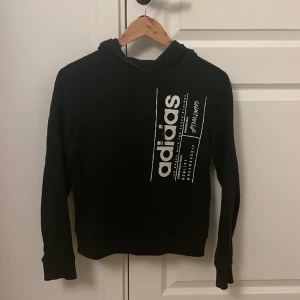 Adidas hoodie - Strl XS, oanvänd.