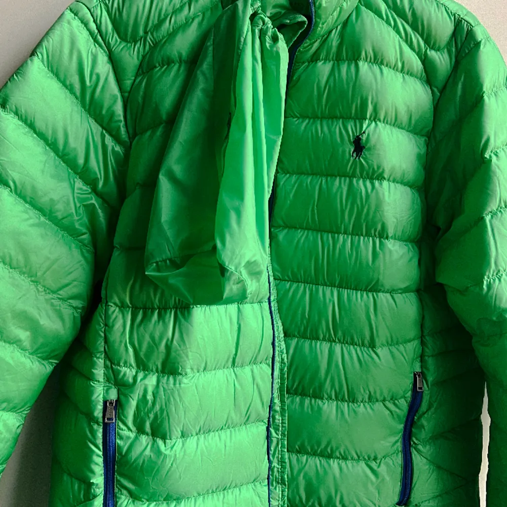 Helt ny, oanvänd, ljusgrön Polo Ralph Lauren lightweight jacka med tillhörande förvaringspåse.  Nypris: 3200kr. Jackor.