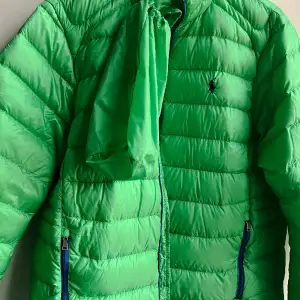 Helt ny, oanvänd, ljusgrön Polo Ralph Lauren lightweight jacka med tillhörande förvaringspåse.  Nypris: 3200kr