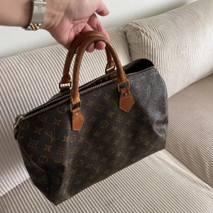 Louis Vuitton speedy 35 - Säljer min Louis Vuitton väska. Köpt på the vintage bar. Kvitto och box finns! Skriv gärna om du önskar fler bilder eller har några frågor💖 kan även tänka mig att mötas upp. 