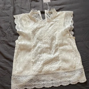 Fin sommar blus😻🫶🏻💐 - Fin sommar blus med fint mönster❤️ Köpt för 500 men säljer för 400❤️🫶🏻