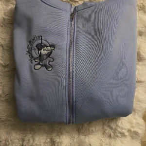 Named collective - Helt ny inte använd passar inte mig därför väljer att sälja den.  Den är mindre i storleken Hoddie är ganska stor men mjukisbyxorna är L i storlek 