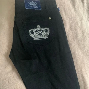 Victoria Beckham jeans - Inga bilder på!!! Sjukt fina svarta vicktoria Beckham jeans med silvriga kronor på bakfickorna. Bootcut! Aldrig använda och är i nyskick, säljer för dem är för stora