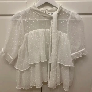 Zara blus  - Storlek M men passar även S. Första bilden är lånad av hon jag köpte den av!!💕sänker inte priset mer. Tryck på köp nu om du vill köpa.