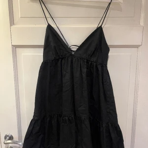 Zara klänning  - Populära svarta zara klänningen. 