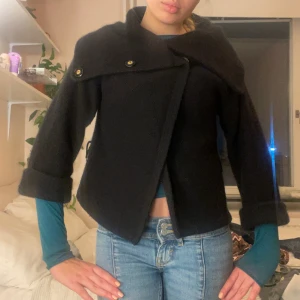 Marc Jacobs kappa - Super sött svart Marc Jacobs kappa med vida ärmar och stor karage 