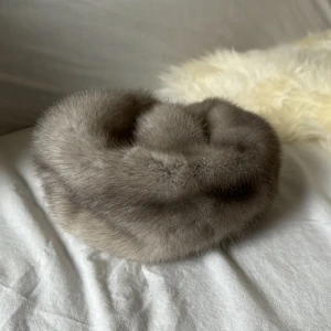 Päls mössa - Grå/vit pälsmössa! Super mysig nu till vintern 🤍🤍