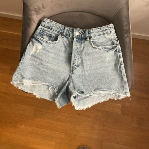 Jeansshorts - Säljer mina jeansshorts från hm pga liten storlek. Nypris: 299kr. Superbra skick och knappt använda. Hör av för fler bilder 