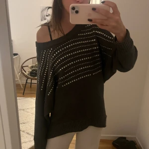 stickad tröja - super cool stickad tröja med nitar❤️‍🔥