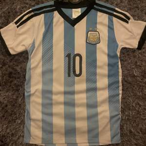 En Messi tröja för barn i storlek 152! 