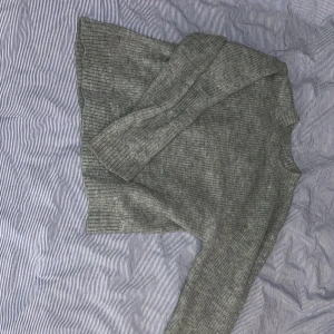 Säljer massor av tröjor på mitt konto in o kolla  - Säljer denna skit snygga tröja perfekt nu till vinter, skriv till mig så kommer vi fram till ett bra pris 