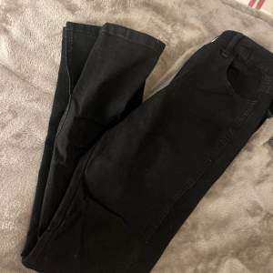 Svarta jeans med slits  Storlek s 
