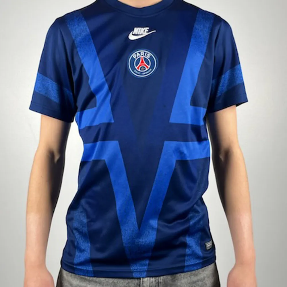 Nike - PSG tränings t-shirt 🔥 Size M Skick 10/10 429kr. T-shirts.