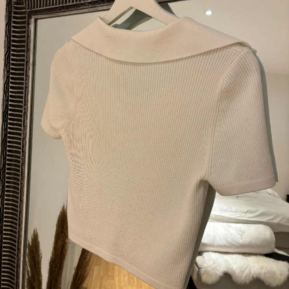 Säljer en super söt stickad vit tröja från chiquelle, storlek xs🤍 Köparen står själv för eventuell fraktkostnad!. Toppar.
