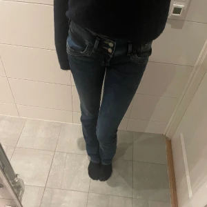 LTB lågmidjade jeans - Supersnygga lågmidjade jeans från Ltb!! Blåa med fina fickor. Köpt nyligen och sparsamt använda. I mycket bra skick! Storlek: W26 L36 ( som en xs/s med ganska långa ben ) passar bra för 170-178 ungefär skulle jag säga💗KAN SÄNKA PRISET LITE VID SNABBT KÖP!