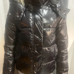 Calvin Klein - Monclear liknande jacka fast från Calvin Klein. Superfint skick, står dock mitt namn på insidan av jackan men går att stryka över😊 (Skriv till mig om ni skulle vilja ha mer bilder, så löser jag det!)