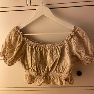 Fin topp med små bommar  - Fint skick, använd enstaka gång😍