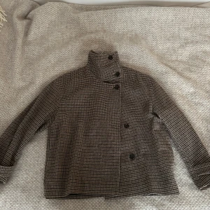 Arket kappa storlek 36 - Normal k storleken! Inte använd mycket alls så den är i fint skick! 