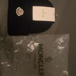 Moncler mössa - Helt ny Moncler mössa för endast 200kr