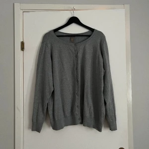 Kofta - Kofta som jag köpt secondhand, endast testad av mig. Strl 3XL men känns mer som en XXL. 