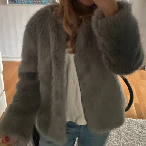Jacka i fuskpäls - Jacka i fuskpäls från bershka storlek L men funkar bra M