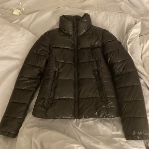 Superdry jacka - Hej säljer nu min superdry jacka!🤍 Beställde nyligen hemma denna från plick men tyvär var den för liten. Jackan är i storlek xs/s. Den är varm och i jättefint skick. Luvan är avtagbar!