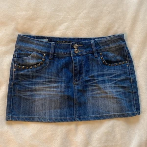 Lågmidjad jeanskjol - .