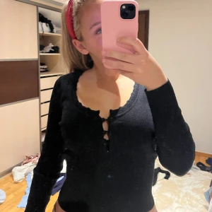 Tröja zara - Gullig u-ringad tröja från zara, aldrig använd