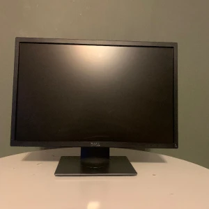 Dell monitor i nytt skick - Dell monitor som fungerar väldigt bra. Har använt den som ny.  Skärmen kommer med Ey justerbart stativ.  Pris kan diskuteras vid smidig affär. 